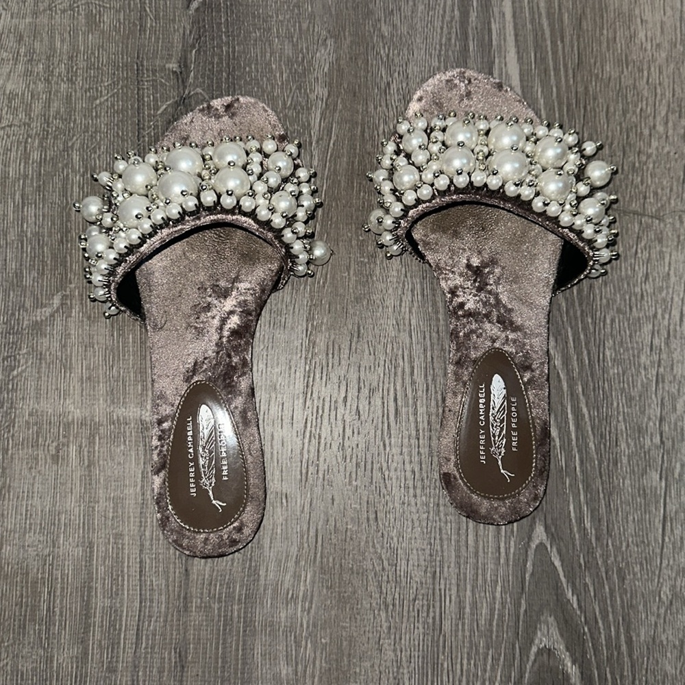 **LIKE NEW** FREE PEOPLE Elegant Pearl Embellished Women's Slide Sandals - Picture 2 of 2